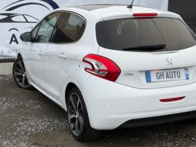 Miniature-image-Peugeot 208 1.6 E-HDi 115 ch BVM5 Féline